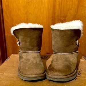 UGG Bailey Button short boots. Sz 7. Gently used. Chestnut color